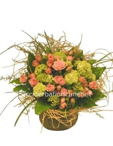 Cestino con rose e viburno o altro verde