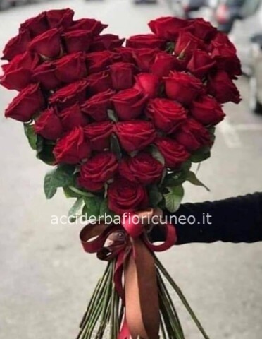 Mazzo Rose a cuore » Fiorista a Cuneo. Acquisto e invio fiori e piante a  domicilio a Cuneo.