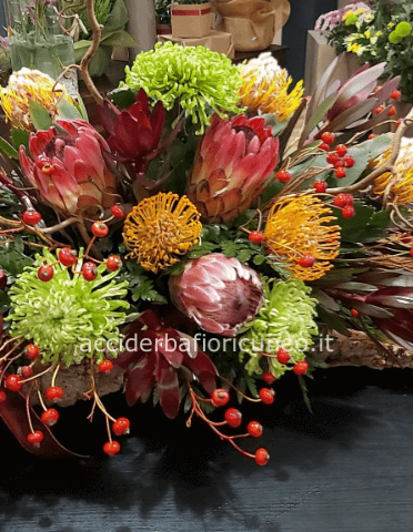 Composizione fiori tropicali su culla di sughero